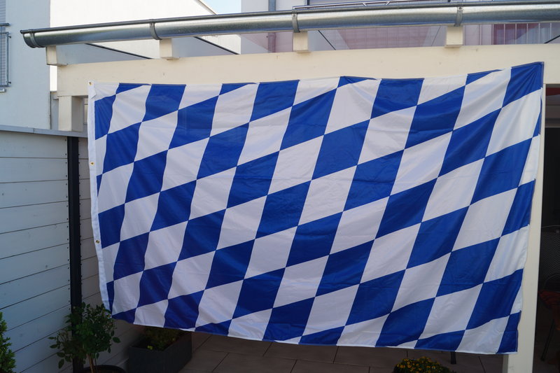 Hissflagge Bayern, nur Raute. Größe: Breite 240 x Höhe 150 cm.