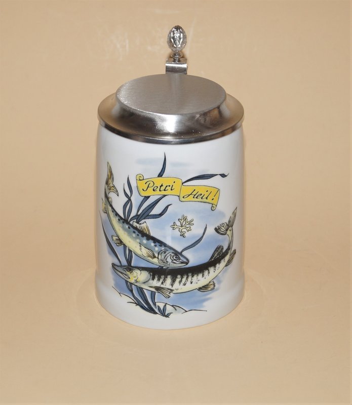 Bierkrug mit Flachdeckel aus Zinn, Motiv Petri Heil, für den Fischerfreund