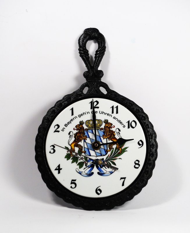 Rückwärtsuhr, Wanduhr, Bayern mit Metallrahmen, Arabische Ziffern