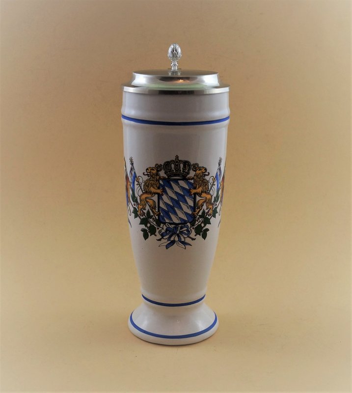 Weißbierkrug mit Zinndeckel, Wappen Bayern mit Löwen und Fahnen, Größe 0,5 Liter