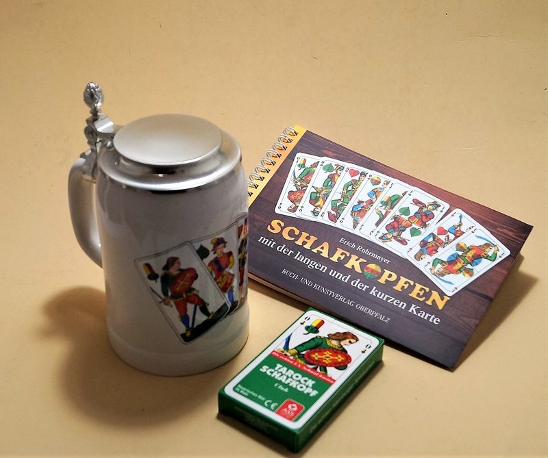 Bierkrug mit Flachdeckel aus Zinn, Motiv Schafkopf, plus Buch Schafkopf und Spielkarten, SET