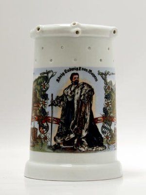 Bierkrug mit Löchern Dekor König Ludwig II. bunt.