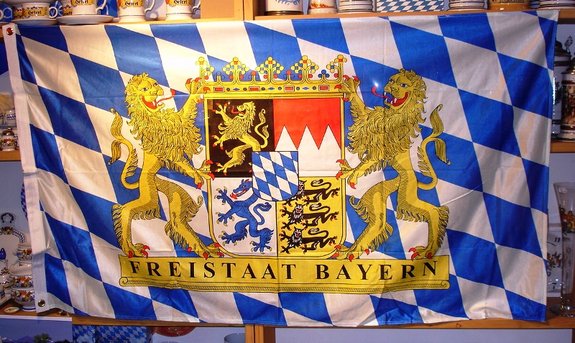 Hissflagge Bayern, Wappen Freistaat Bayern, Löwen mit Fahnen, Breite 90 cm, Höhe 60 cm