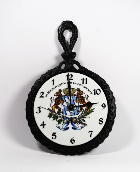 Rückwärtsuhr, Wanduhr, Bayern mit Metallrahmen, Arabische Ziffern