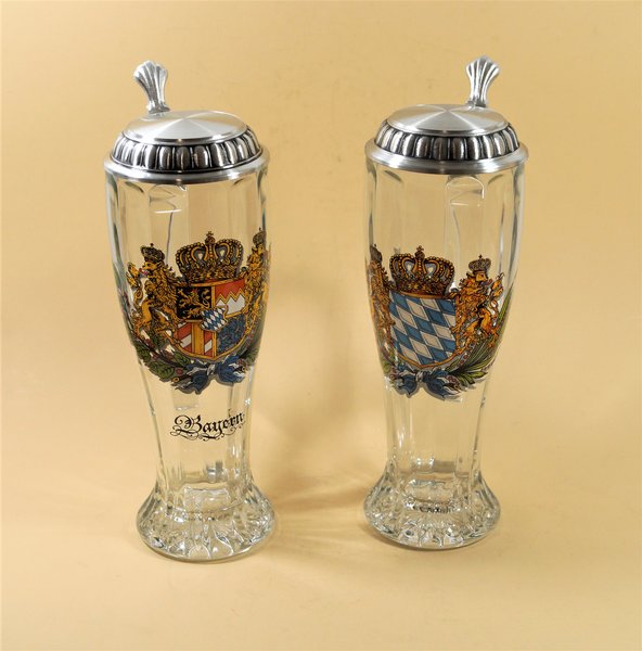 Weißbierkrug aus Glas mit Zinndeckel geriffelt, verschiedene Bayernwappen,