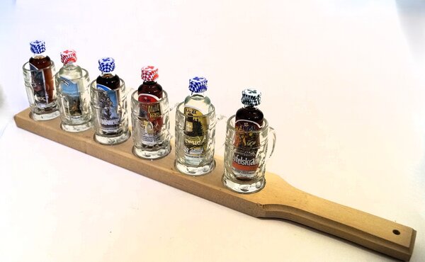 Schnapslatte mit sechs Mini Maßkrügen
