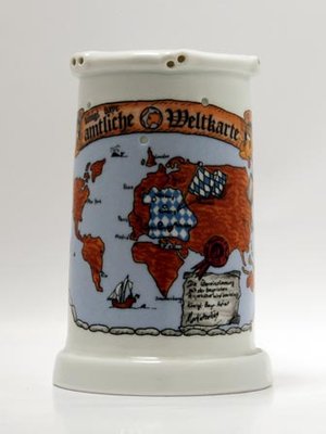 Bierkrug mit Löchern Dekor Weltkarte Bayern.