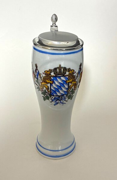 Weißbierkrug mit Zinndeckel, Wappen Bayern mit Löwen und Fahnen