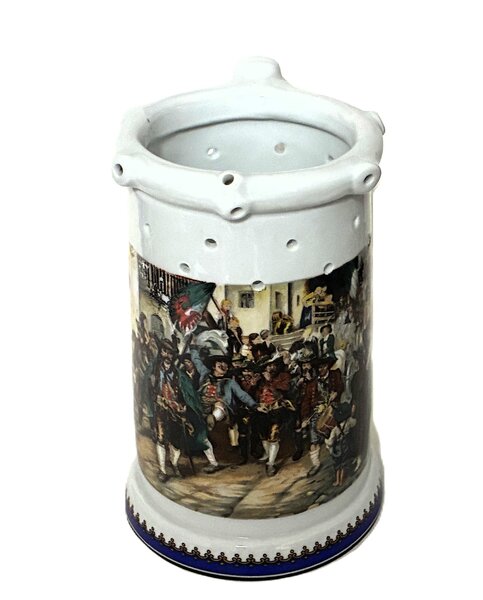 Bierkrug mit Löchern Dekor Defregger, Heimkehr der Sieger