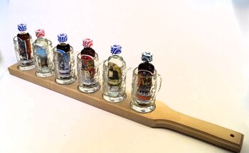 Schnapslatte mit sechs Mini Maßkrügen